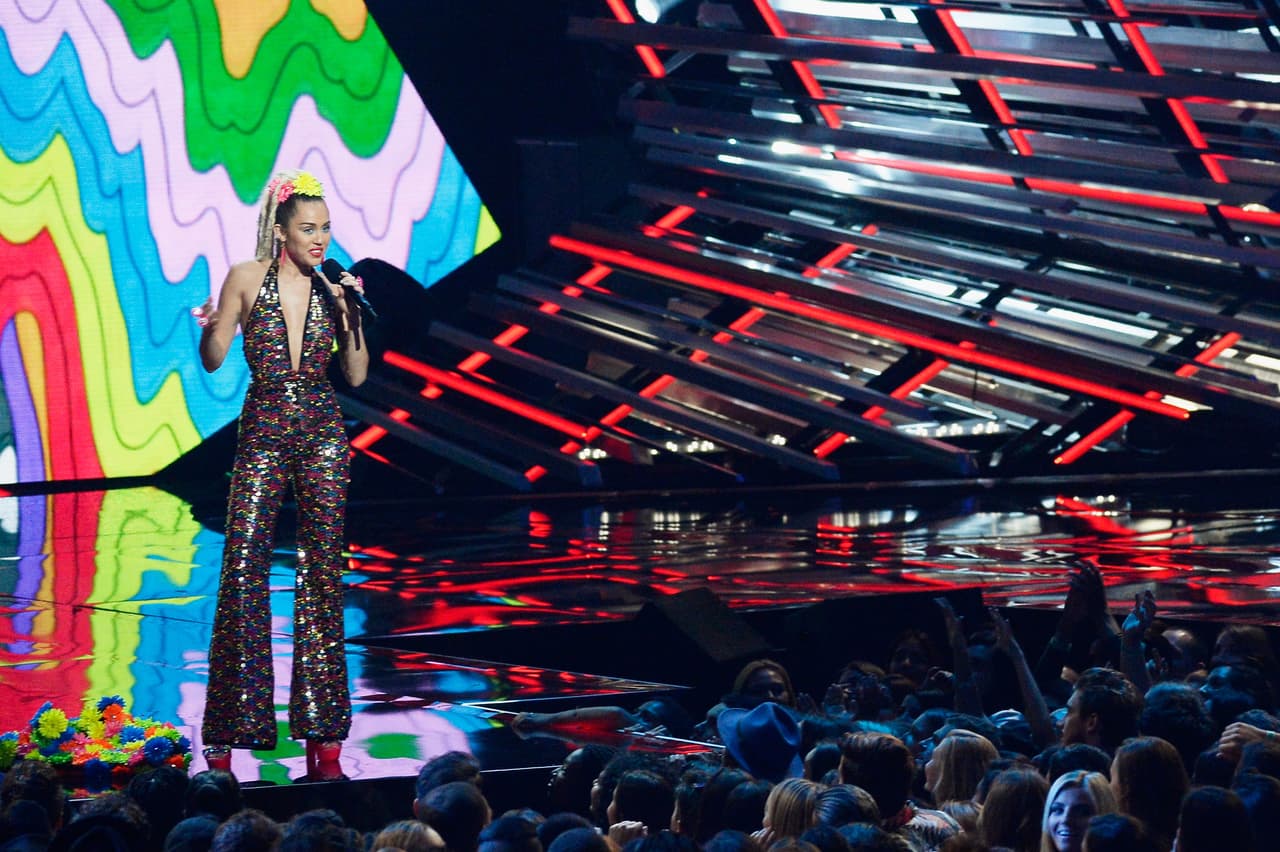 Además de la fiesta que se vivía en el Microsoft Theater, Miley Cyrus contó al público de los premios que también en el downtown de Los Ángeles se estaban llevando a cabo una serie de presentaciones con artistas invitados por MTV.