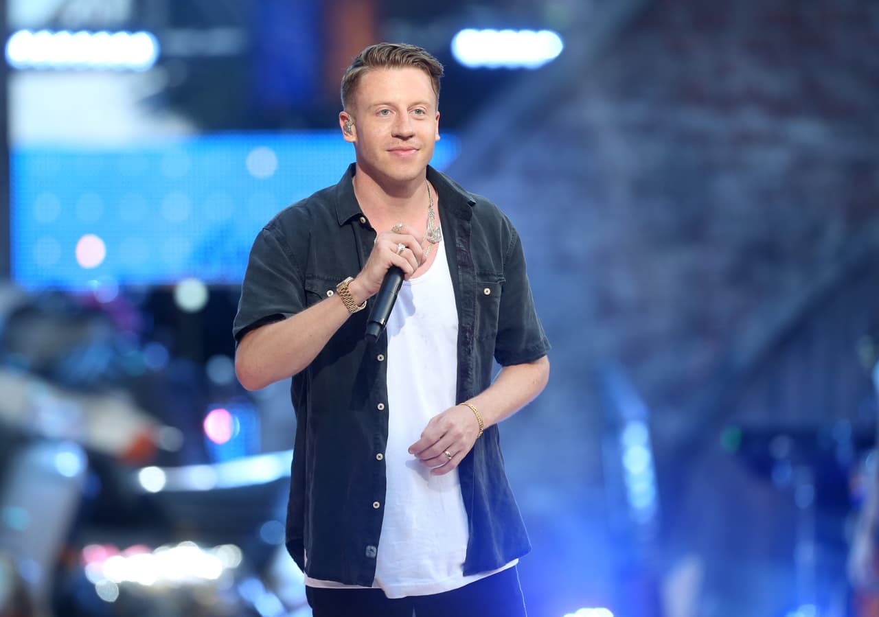 Macklemore se presentó en el centro de Los Ángeles.