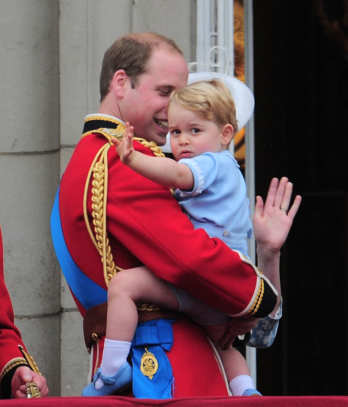 El príncipe se encargó de que el pequeño diera la mejor de sus sonrisas a la sociedad inglesa.