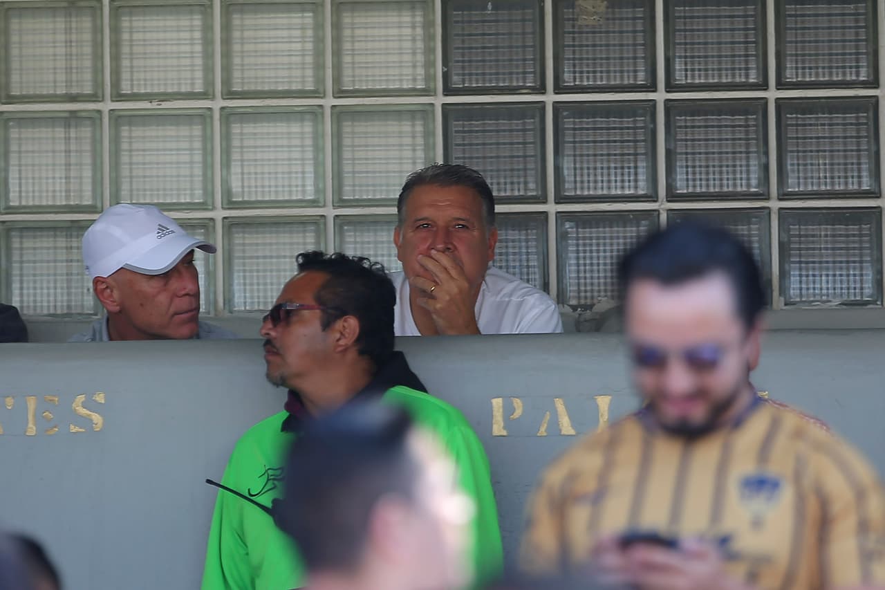 El técnico de la Selección Mexicana, Gerardo Martino (centro) presenció el duelo entre Pumas y América.