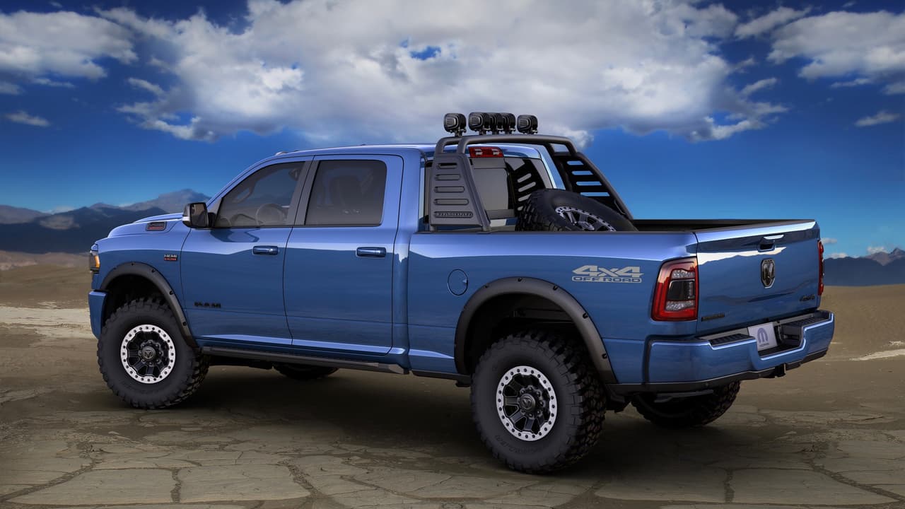 El accesorio de post-venta más notable en esta Ram 2500 Heavy Duty 2019 en una barra anti-volteo a la que Mopar bautizó con e muy apropiado nombre de Ram Bar. La barra, que está pintada en negro mate y coronada por cinco puntos de luz de 4,800 lumenes cada una operadas desde el interior del vehículo, tiene una sección que se puede deslizar sobre el borde de la caja de carga para proveer dos puntos de apoyo cuando haga falta transportar objetos largos como un kayak, de manera similar al 
<b><a href="https://www.univision.com/noticias/auto-show-de-chicago/la-nueva-ram-1500-completamente-moparizada-fotos" target="_blank">Ram Rack </a></b>que vimos en la Ram 1500 'moparizada' en febrero de 2018.