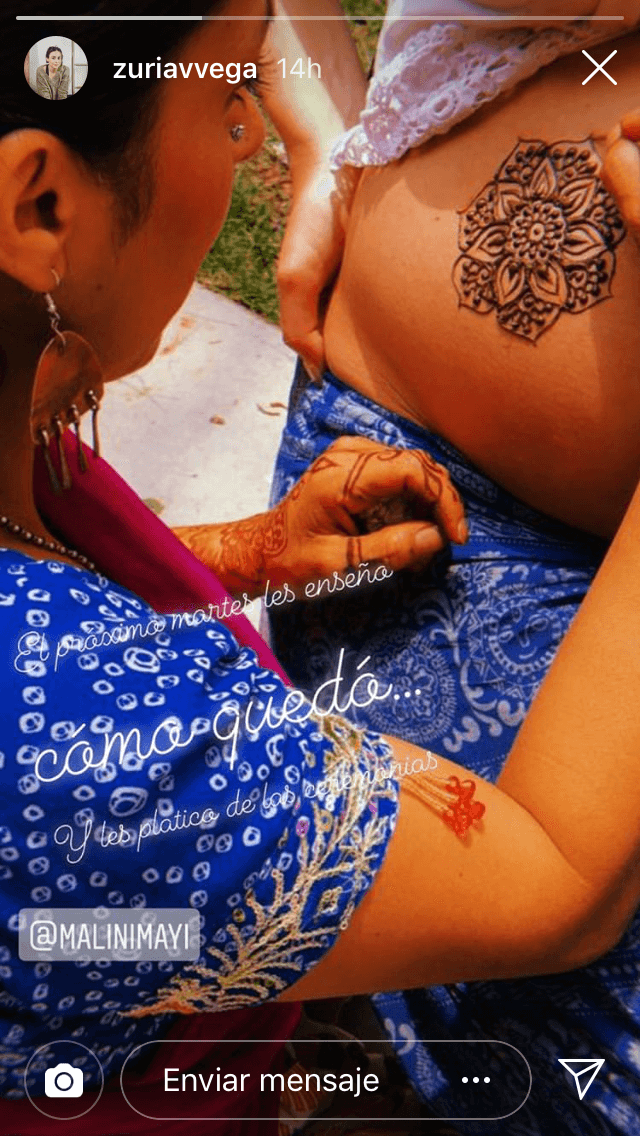 Zuria, quien tiene ya 34 semanas de embarazo, compartió esta imagen en sus historias de Instagram donde aclaró que pronto mostrará a sus seguidores cómo quedó el diseño de este tatuaje.