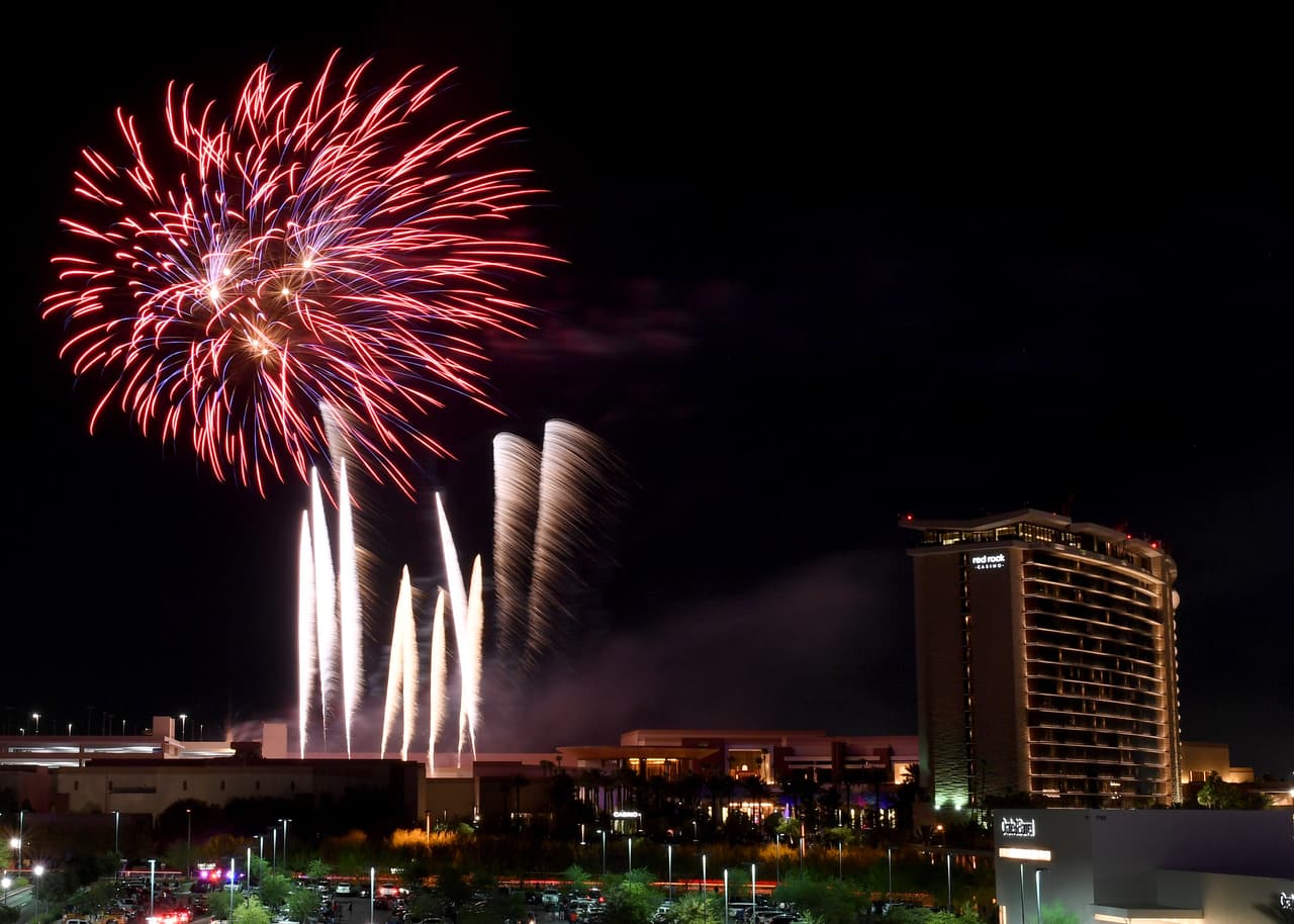 <b>July 4th Fireworks Extravaganza en Grapevine: </b>los juegos artificiales comienzan a las 9:30pm el lunes 4 de julio en el Oak Grove Park, 2520 Oak Grove Loop South. 
<br>