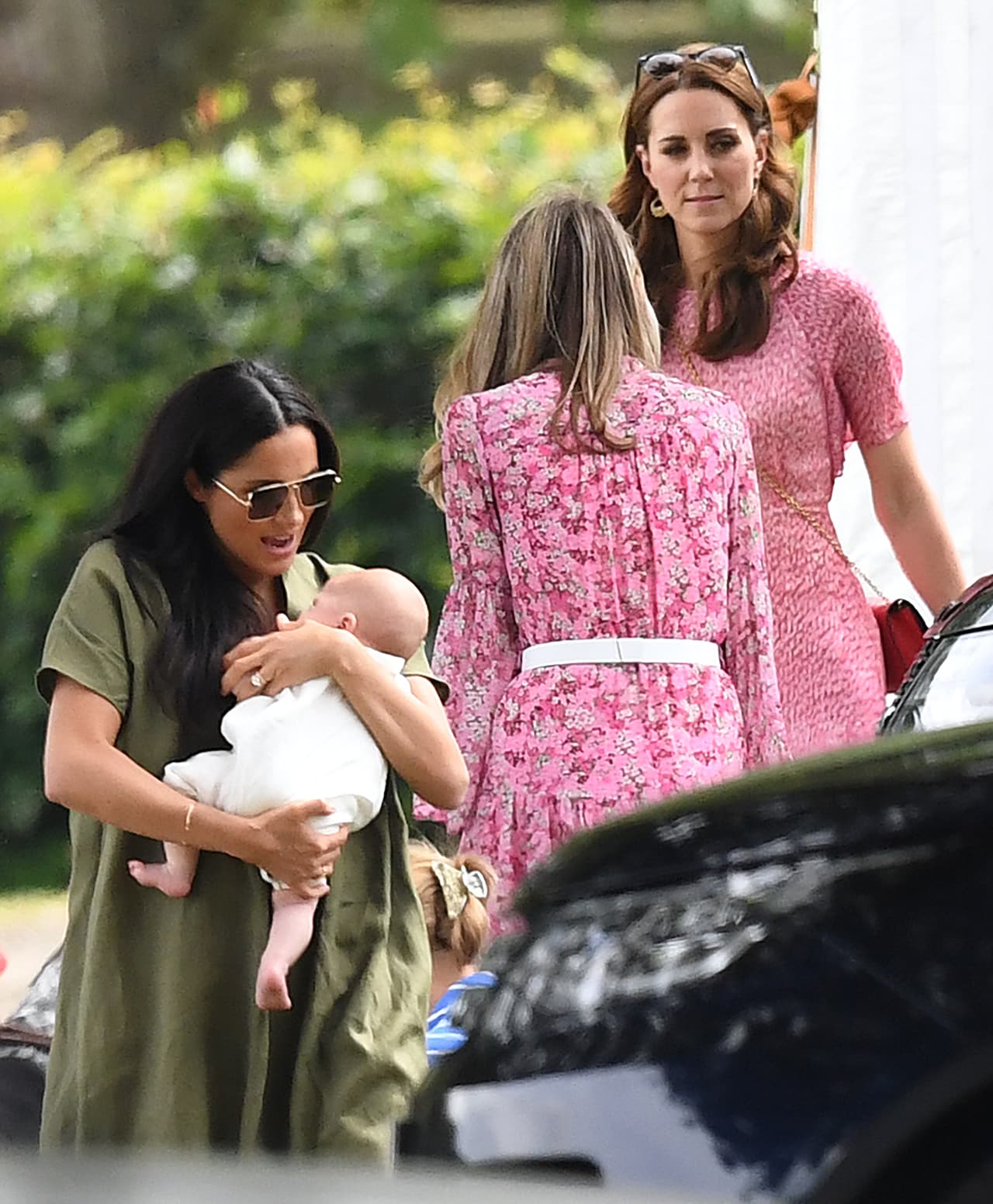 De acuerdo con Emily Andrews, corresponsal que cubre a la familia real para el diario The Sun, el esperado encuentro fue en el partido de polo benéfico que sostuvieron los príncipes Harry y William en el King Power Royal Charity Polo Day al que acudieron sus esposas e hijos para apoyarlos. De hecho, ese también fue el 
<b><a href="https://www.univision.com/famosos/asi-fue-el-primer-acto-publico-de-archie-en-brazos-de-meghan-y-fue-para-apoyar-a-su-papa-harry-fotos" target="_blank">primer acto público</a></b> de Archie.