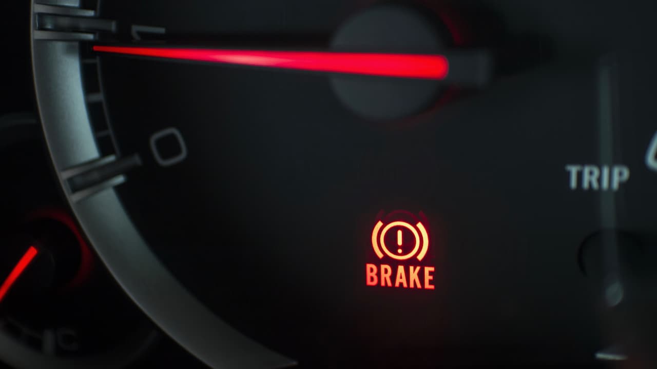 <h3 class="cms-h3-H3"><b>Luces de advertencia</b></h3>
<br>La luz de advertencia del sistema de frenos, la que tiene el signo de exclamación, te indica que hay un problema con el sistema de frenos. Lo malo es que no explica que es lo que está mal, por lo que es recomendable visitar al mecánico cuando se enciende.
