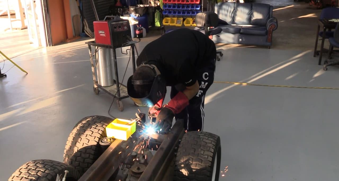 "Esto no fue con este concepto, esto fue para trabajar en mi hogar porque yo lo necesitaba y de ahí se me fue la imaginación de niño, porque nosotros crecemos, pero el niño que fuimos está dentro de nosotros y ahí es donde se le está dando forma a lo que es hoy día Mini Trucks Puerto Rico", menciona el mocano.