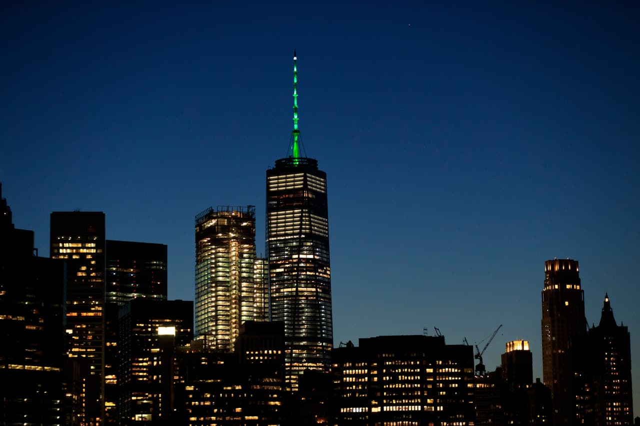 La punta de la torre One World Trade Center de Nueva York iluminada con luz verde. Esa es la respuesta del gobernador Andrew Cuomo del Estado a la decisión del presidente Donald Trump.