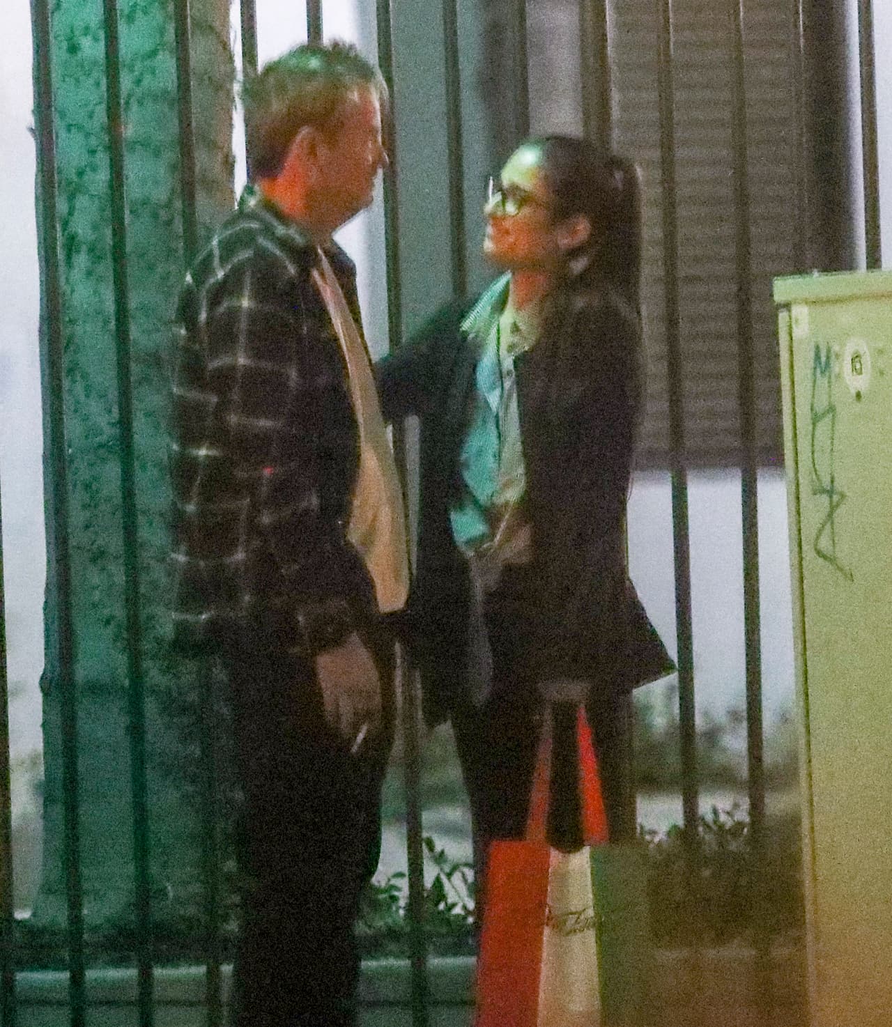 Hurwitz habría confirmado "el romance secreto" cuando publicó en Instagram un retrato con el actor, aparentemente tomado en el ático que ella tiene en Century City, Los Ángeles.