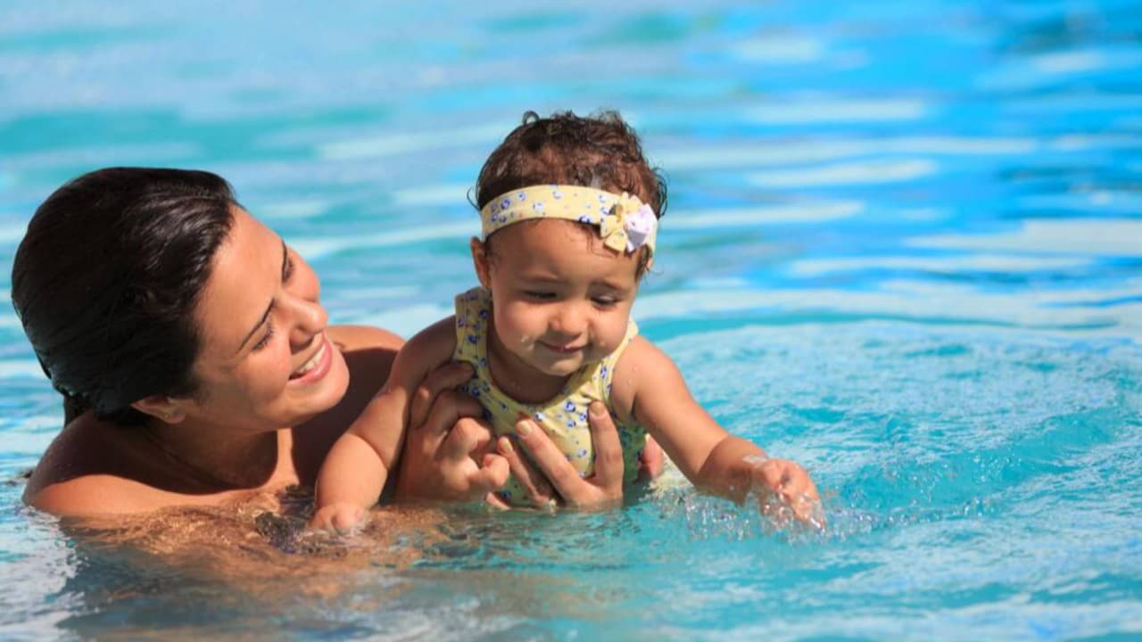 <b>Mantenerse alerta</b>
<br>
<b>Supervisar cuando los niños están en el agua</b> o cerca de ella en todo momento. El ahogamiento ocurre rápida. Evita distracciones como el teléfono.
