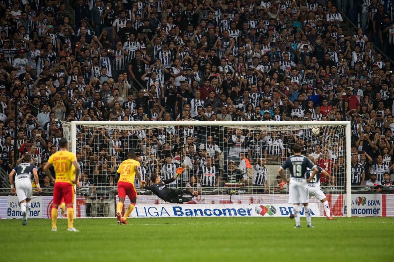 Minutos después, al minuto 21, Carlos Sánchez marcó el segundo para los Rayados, igual por la vía penal yla final estaba prácticamente definida.