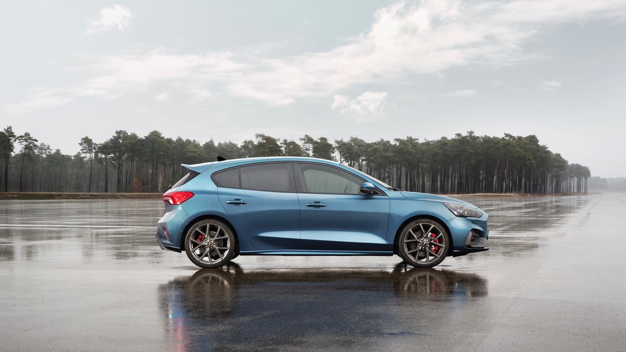 El plan de Ford incluía 
<b><a href="https://www.univision.com/noticias/ford/ford-anuncio-nueva-planta-de-ensamblaje-en-mexico">la construcción de una fabrica en San Luis Potosí en México</a></b>, para la construcción de la siguiente generación del Ford Focus, de la cual este Focus ST forma parte. Desgraciadamente el plan fue anunciado en plena campaña electoral estadounidense. El entonces candidato 
<a href="https://www.univision.com/noticias/ford/donald-trump-la-nueva-planta-de-ford-en-mexico-es-una-desgracia-absoluta">Donald Trump fustigó los planes de Ford</a> que no tardó en anunciar la cancelación de la construcción de la nueva planta alegando que necesitaba los el dinero para el desarrollo de autos eléctricos. El cambio de planes incluía construir el Focus en la planta que Ford ya operaba en Hermosillo donde se fabrica el Ford Fusion.