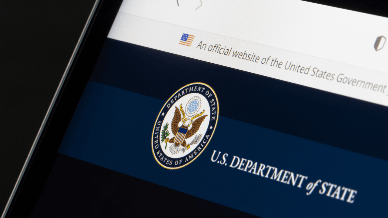 <h2 class="cms-H2-H2"><b> ¿Qué sí se puede hacer con las visas de turismo?</b></h2>
<br>
<br>Esto dice el sitio del Departamento de Estado.
<br>
<br>Categoría B1, negocios:
<br>-Consultar con socios comerciales
<br>-Asistir a una convención o conferencia científica, educativa, profesional o empresarial
<br>-Liquidar una herencia
<br>-Negociar un contrato
<br>
<br>Categoría B2, turismo:
<br>-Turismo
<br>-Vacaciones
<br>-Visitas a amigos o familiares
<br>-Tratamiento médico
<br>-Participación en eventos sociales organizados por organizaciones fraternales, sociales o de servicio.
<br>-Participación de aficionados en eventos o concursos musicales, deportivos o similares, si no se les paga por participar.
<br>-Inscripción en un curso recreativo corto, no para obtener créditos para un título (por ejemplo, una clase de cocina de dos días durante las vacaciones).