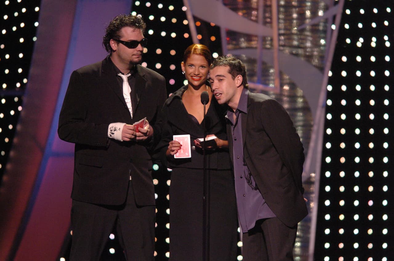 Natalia Jiménez llegó por primera vez a la ceremonia con su grupo La 5a Estación, para presentar la categoría Artista femenina del año en la categoría Regional mexicano del 2006.