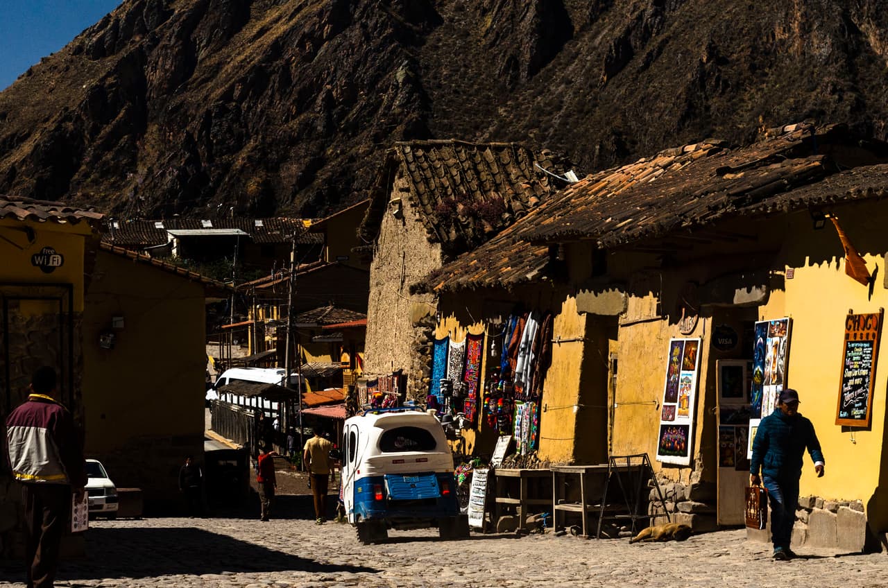Recorrer el Valle Sagrado de los Incas, donde se encuentran diversos monumentos arqueológicos como 
<b>Sacsayhuamán</b>, 
<b>Ollantaytambo</b>, 
<b>Qenko</b>, 
<b>Tambomachay</b> y pintorescos poblados como 
<b>Pisac</b>, 
<b>Chinchero</b> y más, es otra de las imperdibles y reconocidas atracciones cusqueñas que forman parte de los paquetes turísticos que se ofrecen a los viajeros. En la imagen, una vista de Ollantaytambo.