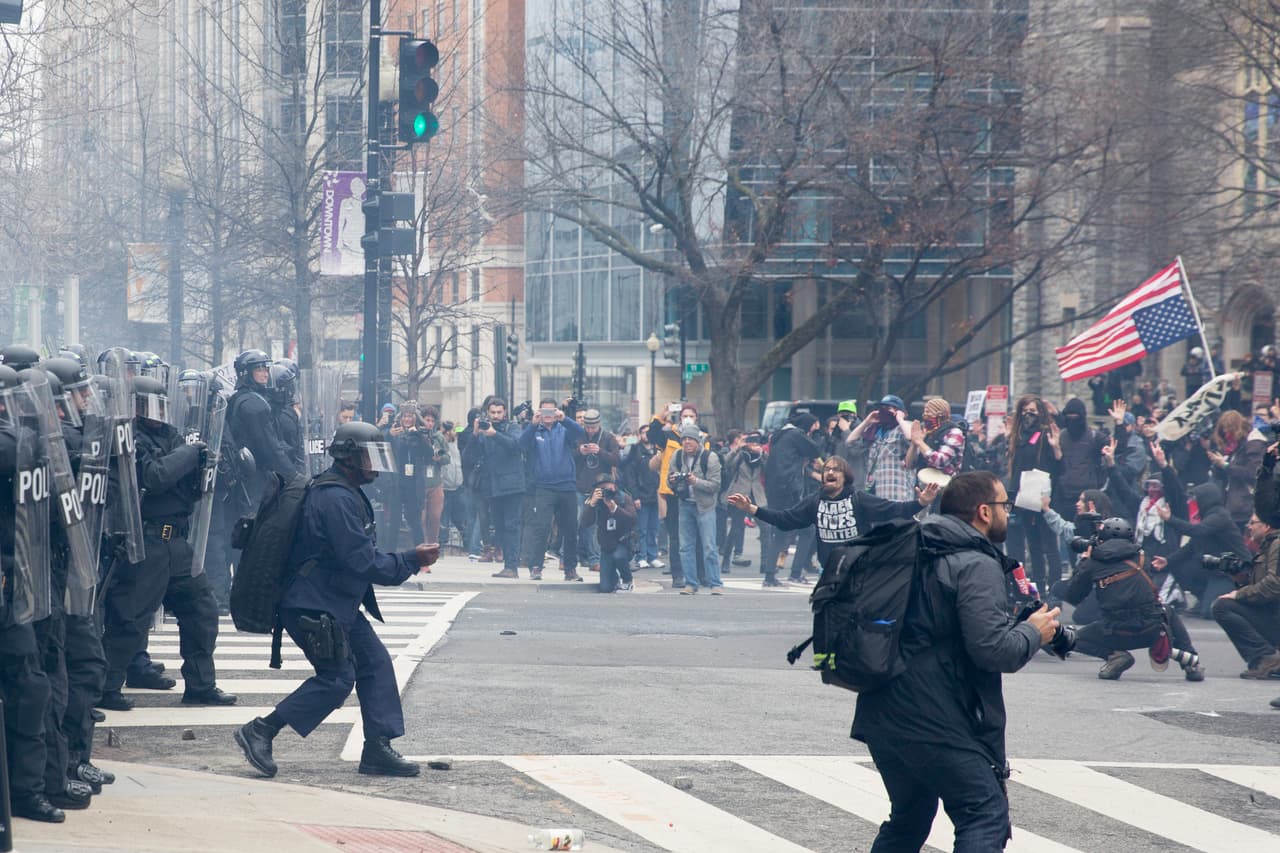 Se estima que unas 400 personas se apostaron en las calles de Washington para manifestar su rechazo al gobierno entrante.