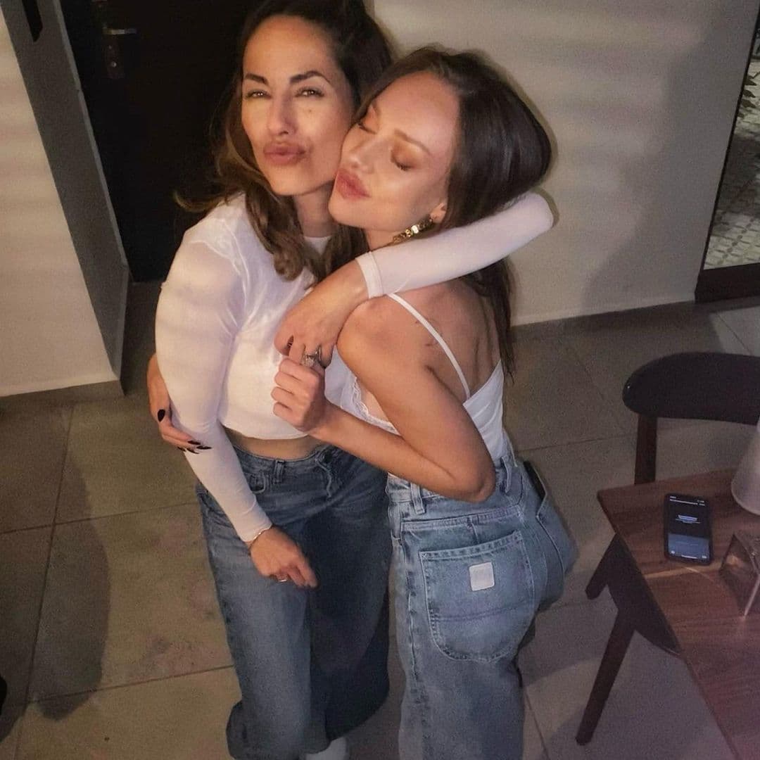 No obstante, en las fotos aparece la famosa actriz 
<b>Bárbara Mori</b> y usuarios de Internet quedaron impresionados con esta revelación: 
<b>Bárbara y Ester grabaron una película juntas</b>.