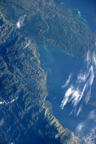 Buenas noches desde la ISS. Que bello se ve Papúa Nueva Guinea. Fotos: @astro_reid