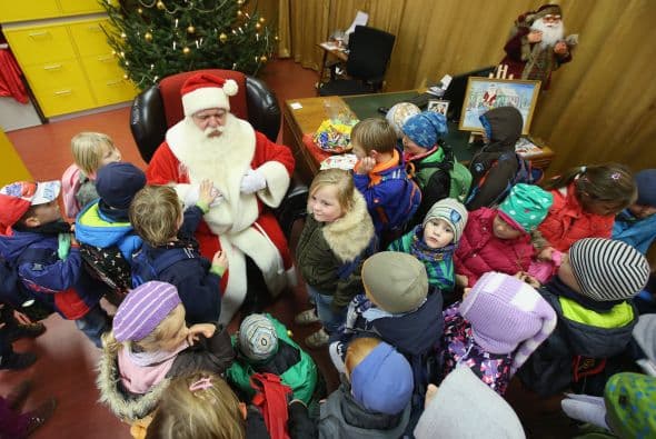 Aquí lo vemos conversando con los niños de visita en la oficina de correos.