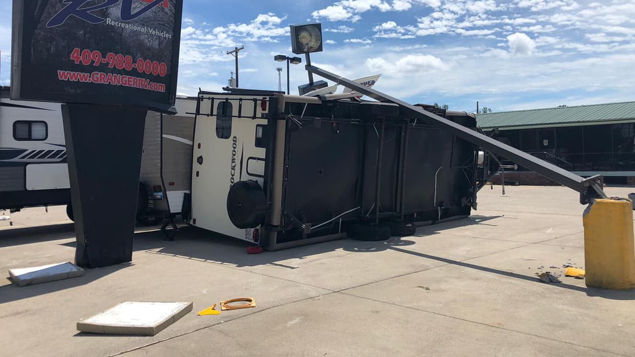 Los vientos eran tan fuertes que volcaron enormes vehículos como este en el condado Orange.