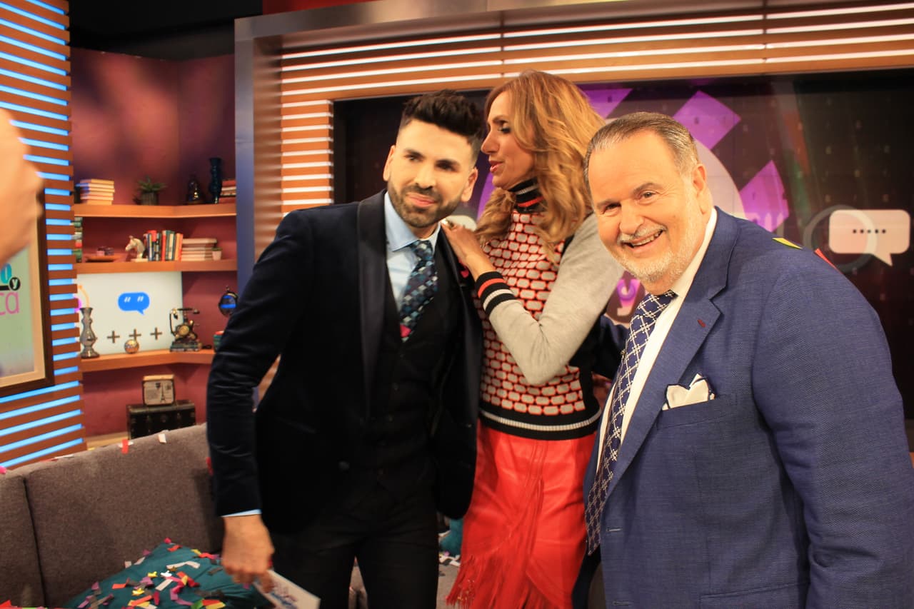 Lili se mostró como una gran compañera y ayudó a Jomari a acomodarse el atuendo.