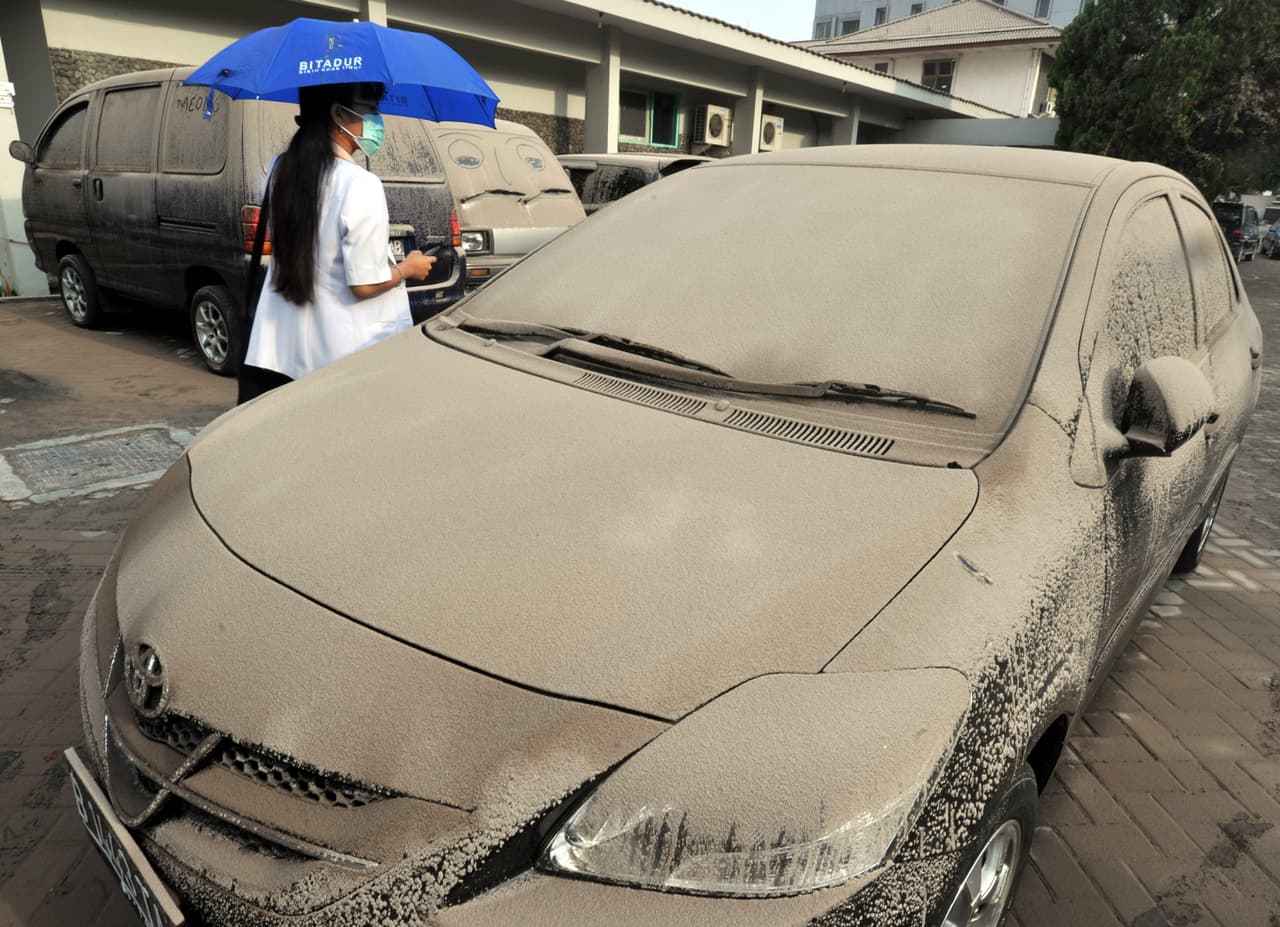 Si vives cerca de un volcán esta información te interesa. La ceniza volcánica no es un polvo cualquiera. Tiene partículas microscópicas de roca, lava petrificada, vidrio y hasta azufre. Es muy abrasiva para la pintura, vidrios y plásticos del auto, es por eso que se recomienda realizar la limpieza en cuanto la lluvia de ceniza haya cesado por completo. 
<br>Es importante no dejarla muchos días sobre el auto, ya que podría introducirse a otras partes del mismo y provocar daños mayores.