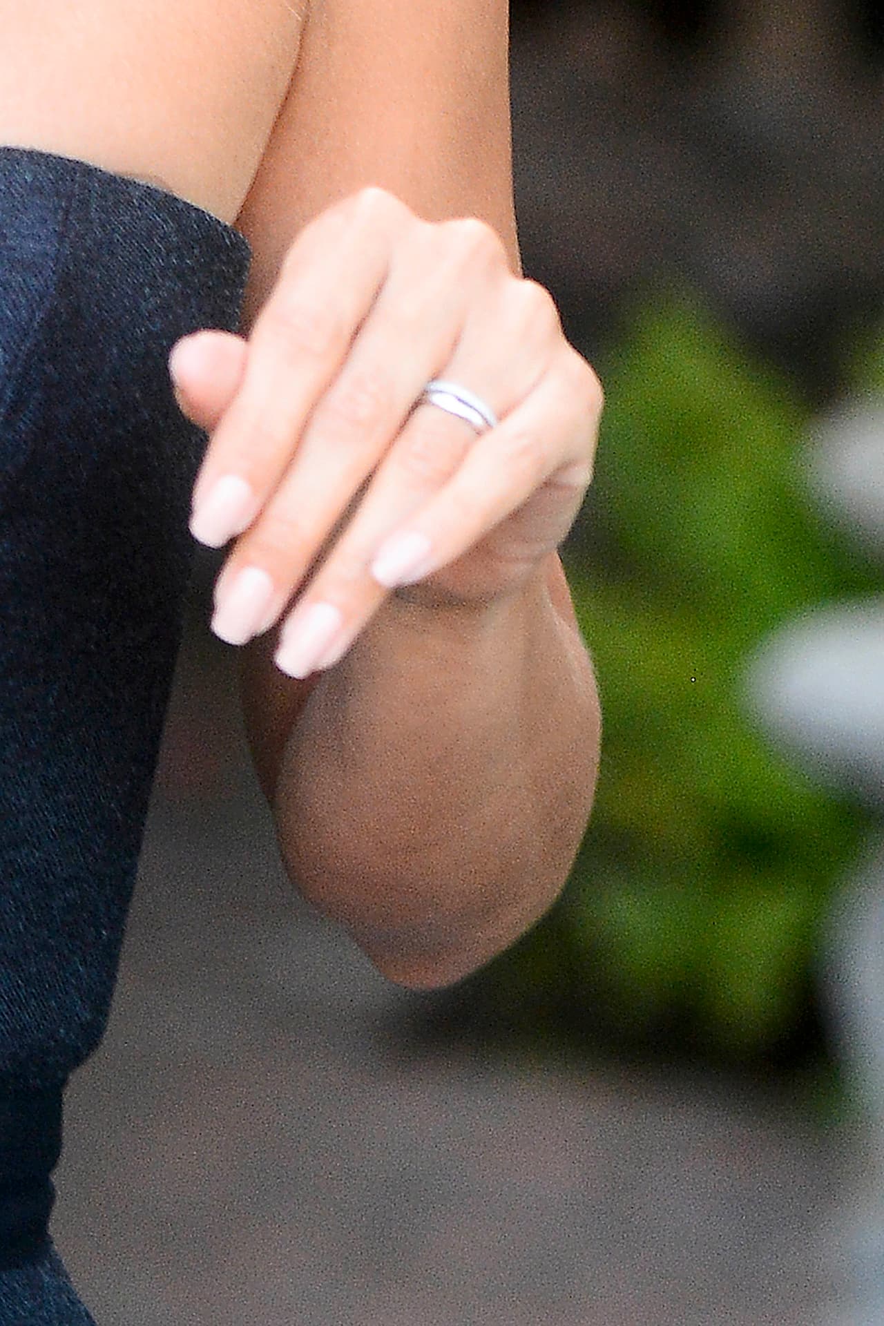 Mostró su anillo de casada.