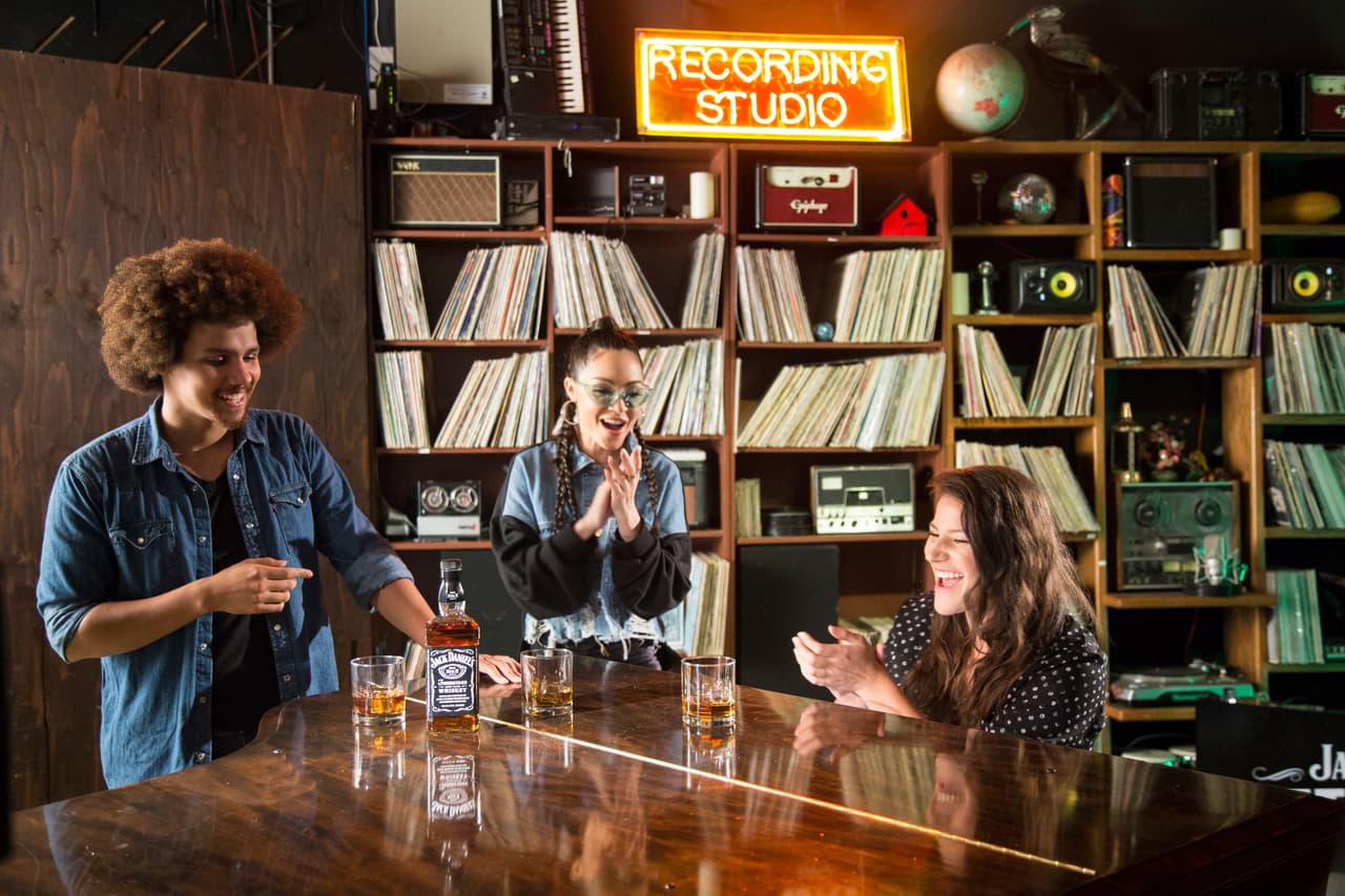 <b>Celebrando la vida a su manera</b>.
<br>Sharlene tiene como tradición rodearse de personas positivas al crear su música.