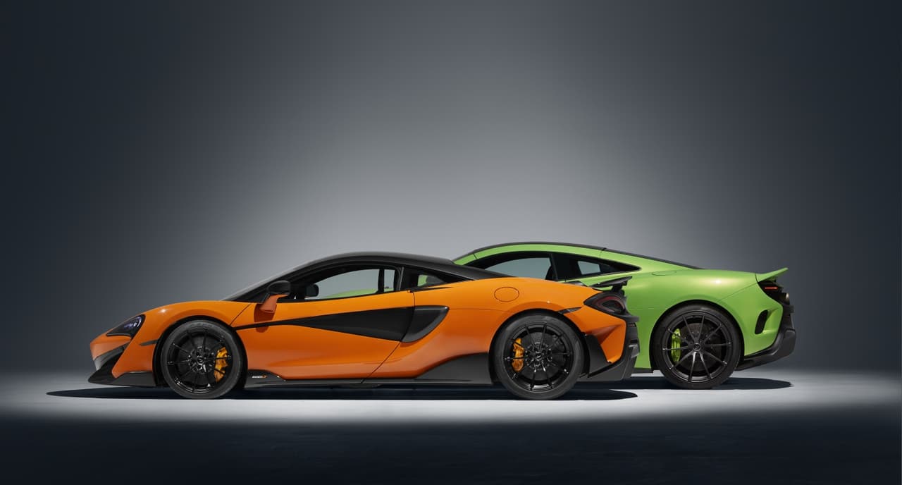 Para el 600 LT, McLaren buscó que tuviera una dirección más rápida, mejor respuesta del acelerador y de los frenos. Utiliza un motor V8 biturbo de 3.8 litros de 592 caballos de fuerza a 7,500 rpm y 457 a partir de las 5,500 rpm y hasta 6,500 rpm. La transmisión es de doble embrague de siete velocidades con tres modos de conducción: normal, sport y pista.