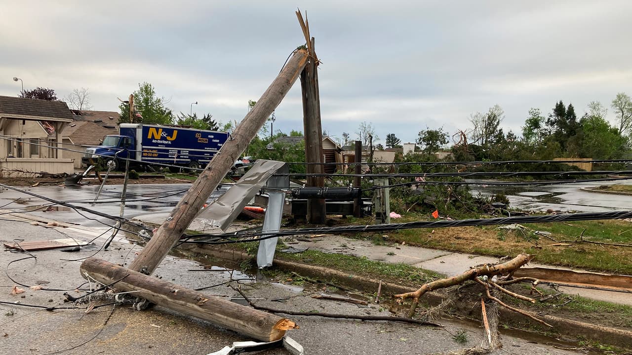 De acuerdo con las autoridades, 
<b>al menos 12 casas fueron arrasadas</b> por el tornado. Tras el impacto, se reportaron al menos 40 personas heridas 
<b>en cuatro hospitales de la región</b>.