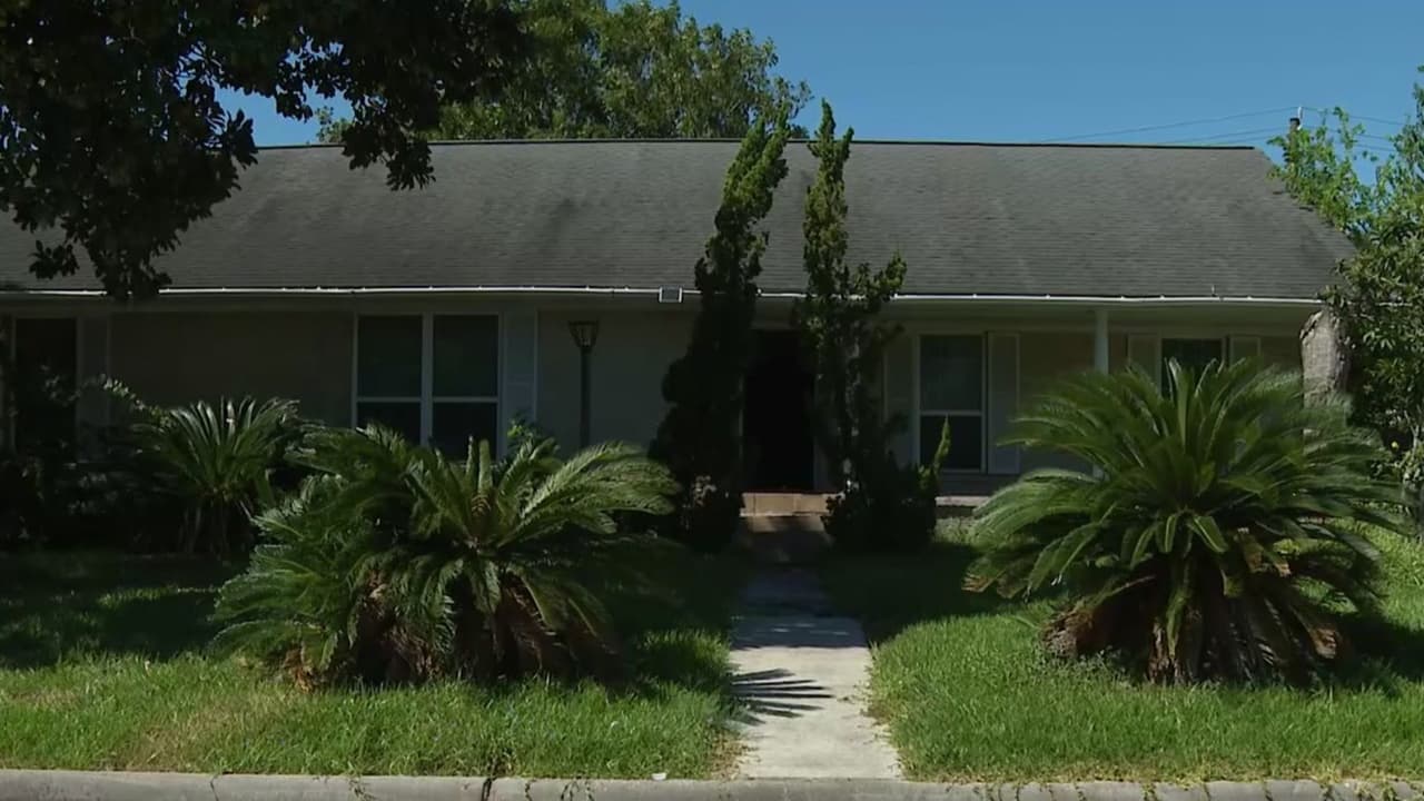 Tras un año de lucha, una madre recupera su casa en Houston: un hombre la ocupaba ilegalmente
