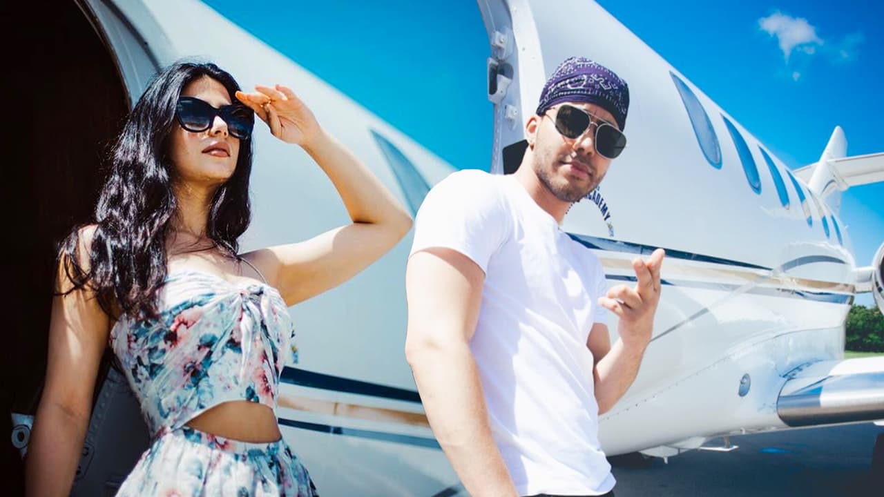 Emeraude Toubia y Prince Royce disfrutan viajar, ya sea por placer o por trabajo.