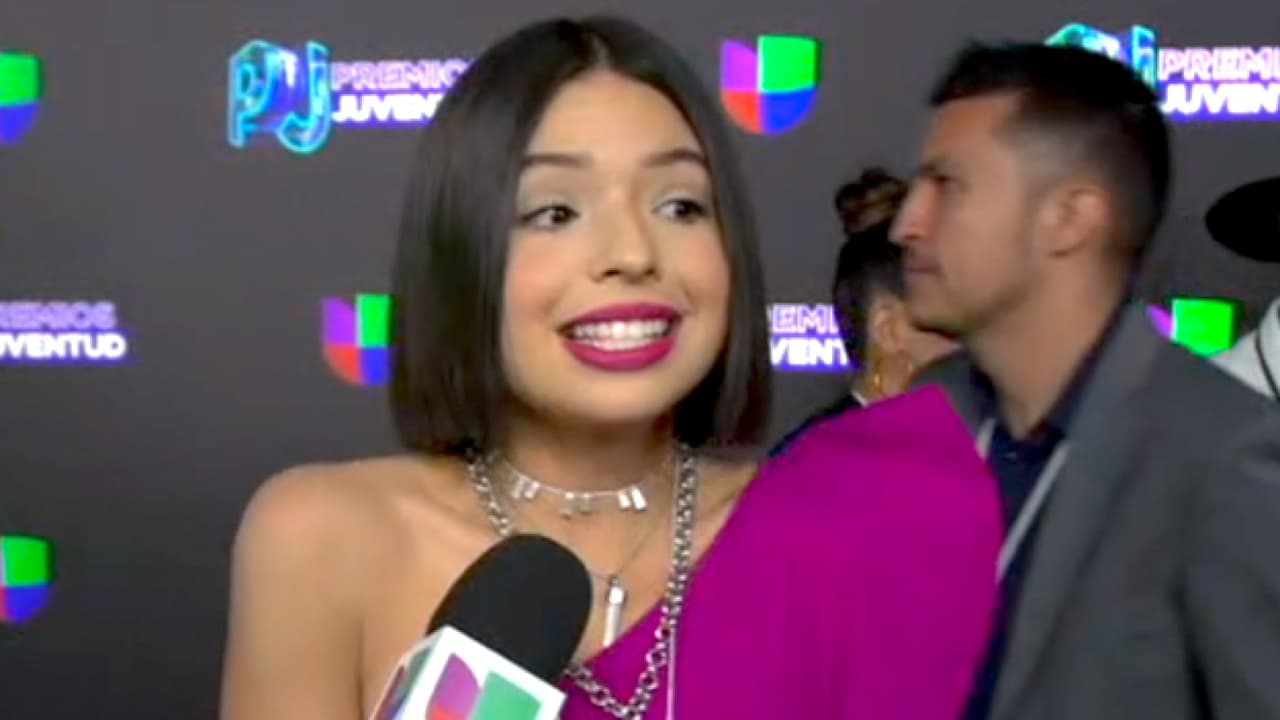 Pero no ha sido el único look de una alta casa de moda que Ángela Aguilar ha presumido desde aquellas tierras. 
<br>