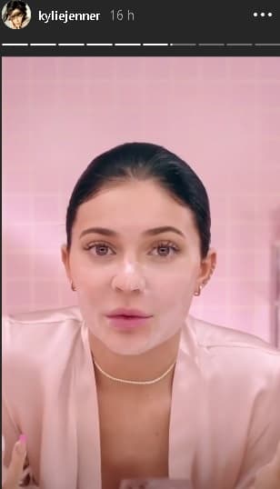 En ellos, Kylie contó que su rutina incluye 
<b>seis productos</b> de su propia línea de productos, ‘Kylie Skin’ que se lanzará el próximo miércoles 22 de mayo.
<br>