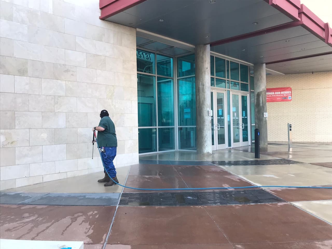 Las autoridades están verificando los videos de las cámaras de seguridad para dar con los responsables de vandalizar el departamento policiaco.