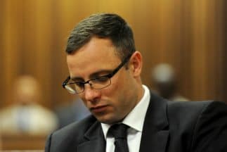 El atleta podría recibir una pena de hasta 15 años de prisión por la muerte de su novia  Reeva Steenkamp.