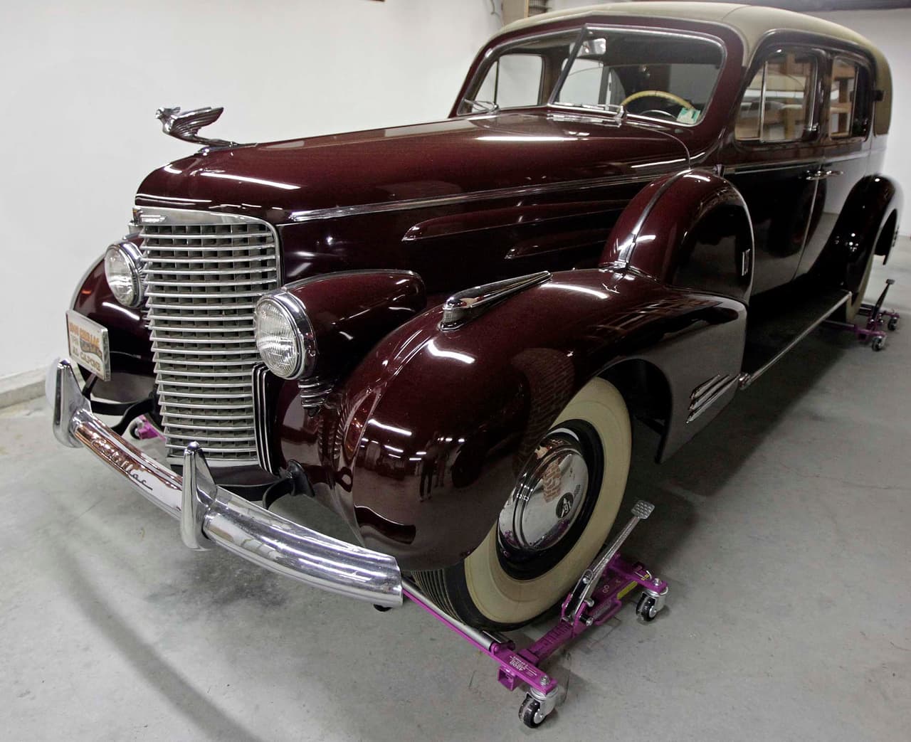 Según cuenta el historiador Juan Guillermo Correa en un 
<a href="http://jalopnik.com/5948868/he-shot-up-his-cadillac-to-be-like-al-capone-inside-pablo-escobars-strange-car-collection" target="_blank">artículo publicado en <i>Jalopnik</i></a>, 
<b>Escobar compró un Cadillac de la década del 30' y dijo que el vehículo había pertenecido a Al Capone</b>. Para hacer más creíble esta mentira, disparó en la carrocería para que tenga el aspecto del auto de un verdadero 
<i>gangster</i>. En la imagen vemos un Cadillac 1940 que fue construido por pedido de Capone, exhibido la Fundación Collings en Stow, Massachusetts.