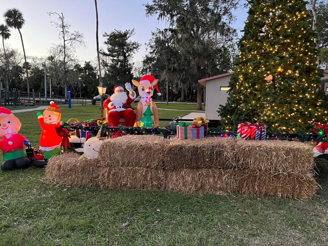 <b>North Pole Drive-Thru in South Daytona</b>
<br>
<b>Fecha:</b> 1 de diciembre
<br>
<b>Lugar:</b> Reed Canal Park. 919 Reed Canal Road. South Daytona, FL
<br>
<b>Sitio web</b>: 
<a href="https://www.southdaytona.org/egov/apps/events/calendar.egov?view=detail;id=283">https://www.southdaytona.org/egov/apps/events/calendar.egov?view=detail;id=283</a> 
<br>
<br>Conduce a través del Polo Norte justo en Reed Canal Park, donde también podrás conocer a Santa y disfrutar de golosinas a lo largo del trayecto.