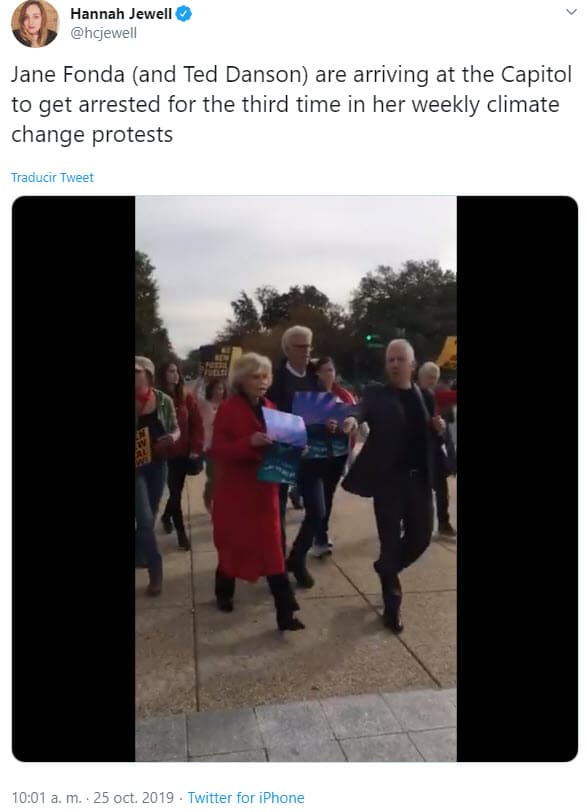 "Cuando cumplí 70 años pensé que estaba bien, era hora de descansar en mis laureles […] Luego conocí a Jane Fonda. Aquí estoy a punto de ser arrestado", dijo Danson según la reseña de la periodista.