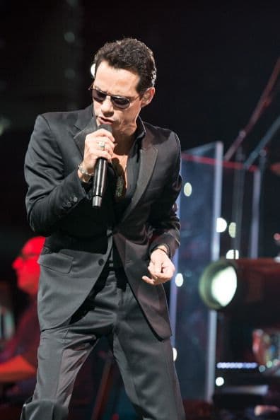Como los grandes divos, Marc Anthony subió al escenario entre el fervor de miles de fans, con gafas de sol y necesitando solo un movimiento de caderas para enloquecer a un público mayoritariamente latino. 