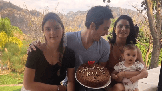 Aislinn también abrió su corazón para compartir en la misma publicación un conjunto de regalos que está decidida a darle a su primogénita "(...) Mi más grande legado, más allá de todo lo que pretenda enseñarte, será mi ejemplo de vida. Y que entre mamá y papá, y en casa, siempre haya amor, respeto, libertad, comunicación y paciencia".