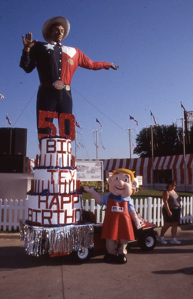 En 2002 cumplió 50 años y le agregaron arrugas y algunas canas para que apaente más edad.