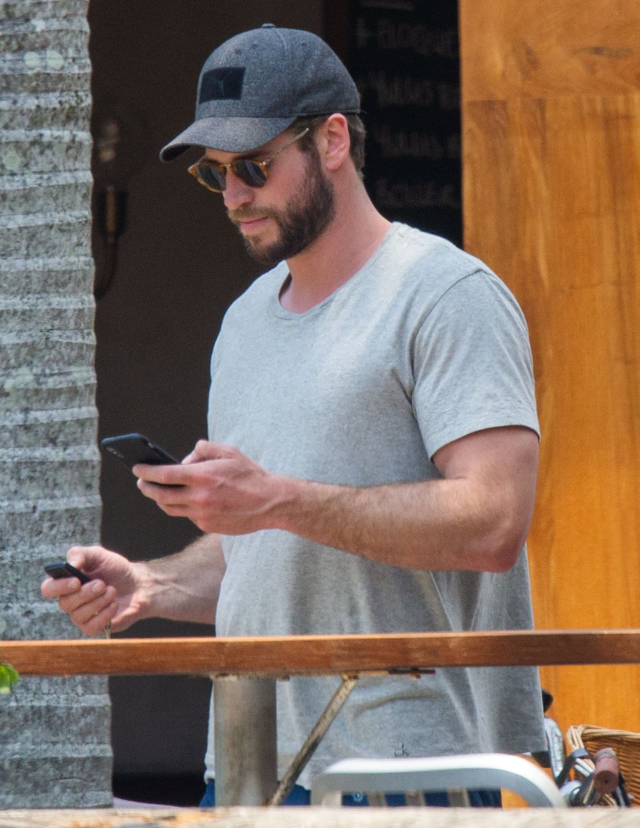 La empresa lo acusa de haber publicado en su 
<b><a href="https://www.instagram.com/liamhemsworth/" target="_blank">cuenta de Instagram</a></b> el 15 de julio de 2018, una foto que la agencia dice era de su propiedad. La demanda es por 
<b>150 mil dólares. </b>
<br>