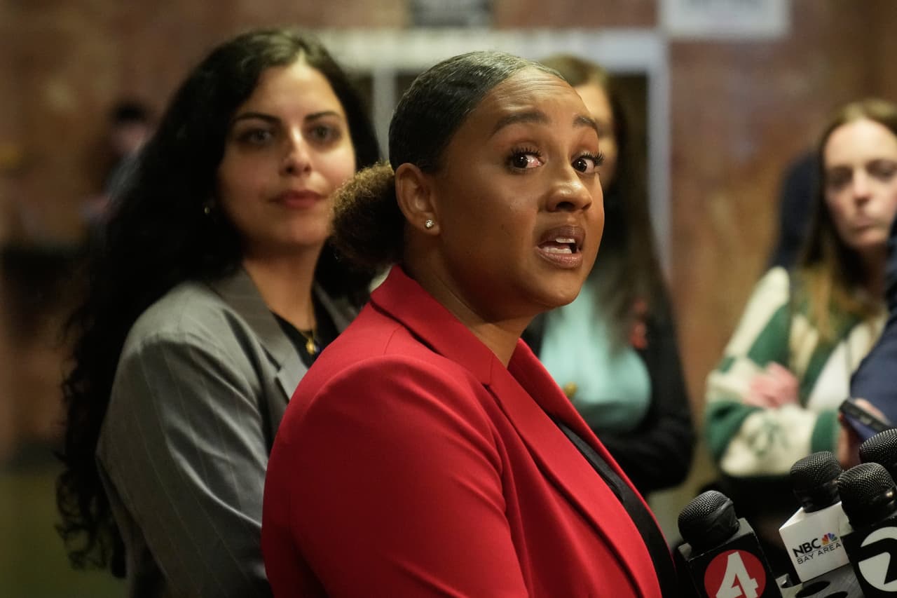 Las defensoras públicas Diamond Ward (en primer plano) y Nuha Abusamra (a la izquierda), quienes representan a Daniel Moreno-Gama, hablan con los reporteros a las afueras de una sala de audiencias el martes 14 de abril de 2026, en San Francisco. (Foto de AP/Jeff Chiu)
