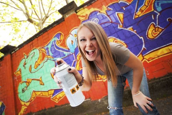 Graffiti time. Si tienes una pared antigua en la parte trasera de tu casa o estás a punto de remodelar un ambiente, invita a tus amigos a crear juntos en una fiesta diferente.