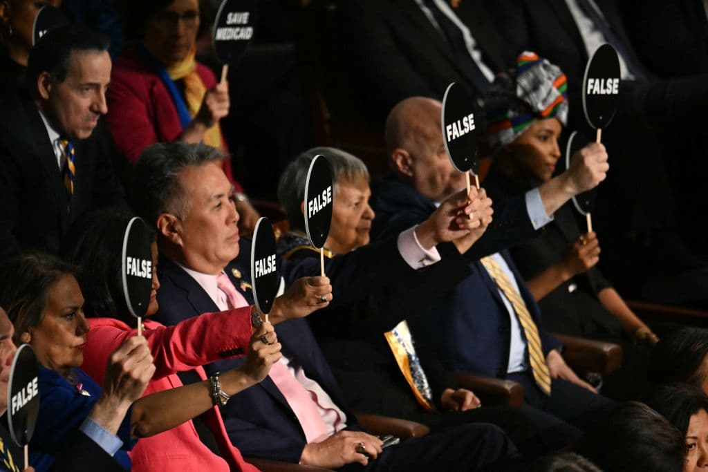 Legisladores demócratas protestan mientras el presidente estadounidense Donald Trump habla durante un discurso ante una sesión conjunta del Congreso en el Capitolio de los Estados Unidos en Washington, DC, el 4 de marzo de 2025.