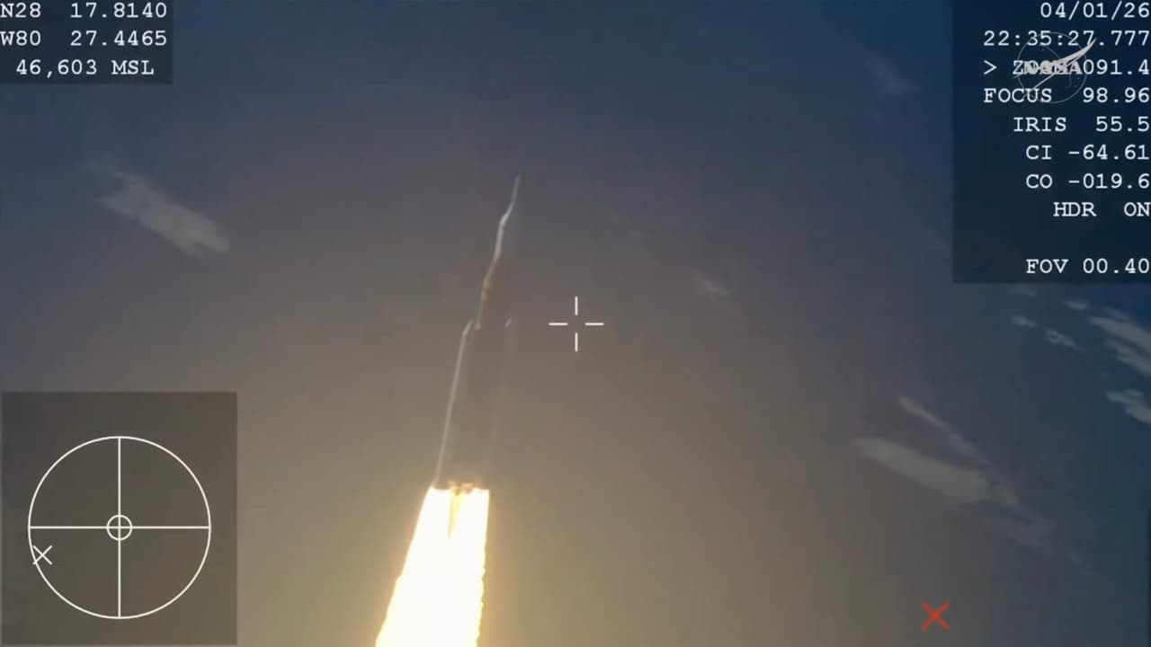 En esta imagen de un video proporcionado por la NASA, el cohete lunar Artemis II con la nave espacial Orion despega del Centro Espacial Kennedy. (NASA vía AP)