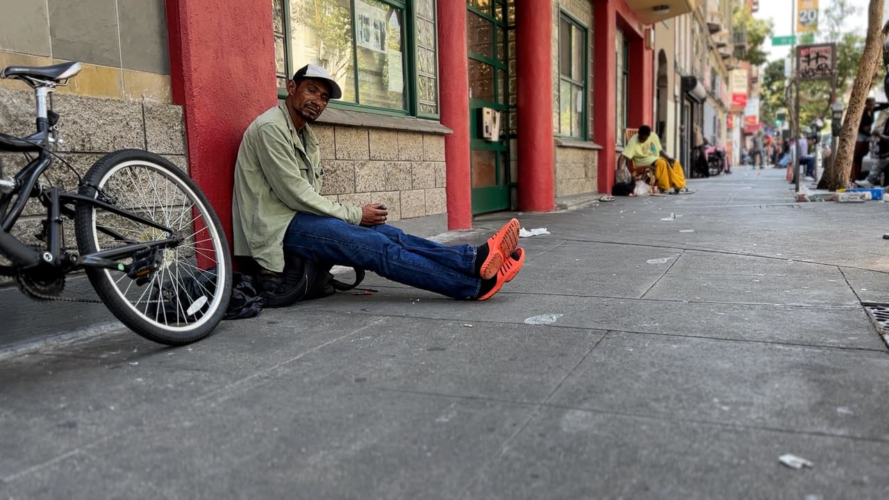 La situación migratoria también afecta la búsqueda de ayuda, ya que un 17% de los latinos no accede a servicios de prevención debido a la falta de información en español, un 20% teme proporcionar sus datos y un 11% teme a la policía.
<br>