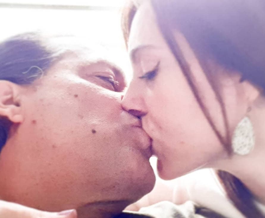 "Con un beso celebro tu maternidad. Con un beso celebro que la vida nos uniera y fueras tú 
<b><a href="https://www.univision.com/famosos/asi-han-crecido-los-dos-hijos-de-miguel-de-leon-el-protagonista-de-carita-de-angel-fotos" target="_blank">la madre de mis hijos</a></b>. ¡Con un beso te celebro amor!". 
<br>