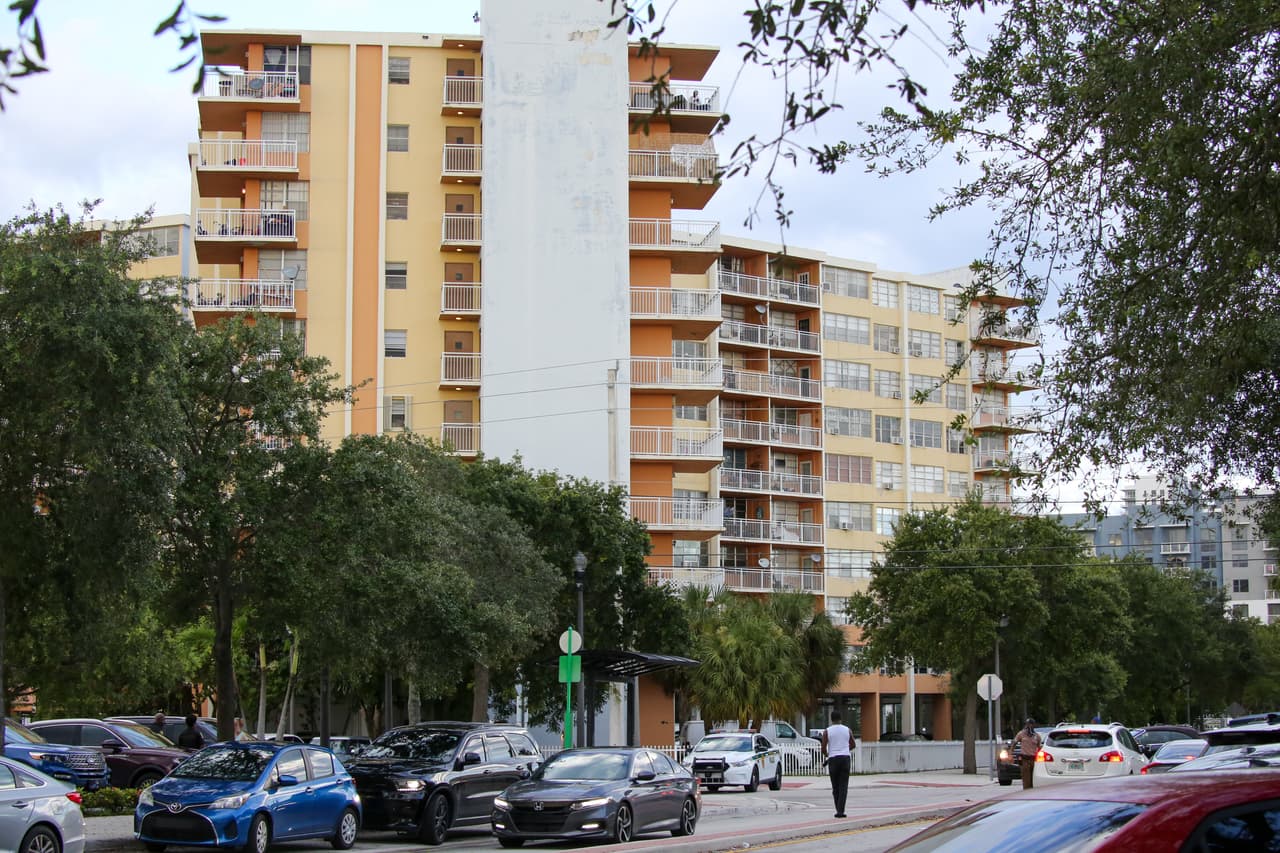 Prohíben regreso de residentes a edificio de North Miami Beach que fue evacuado por fallas estructurales