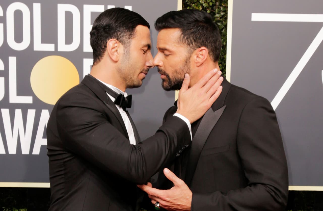 Ricky Martin llegó a la alfombra roja acompañado por su prometido, Jwan Yosef, para presentar uno de los galardones. El puertorriqueño es coprotagonista de la serie sobre el asesinato del diseñador Gianni Versace. Él también fue fiel al código de vestimenta.